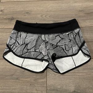 LULULEMON Speed Up Black and White Pattern Shorts Sz 6